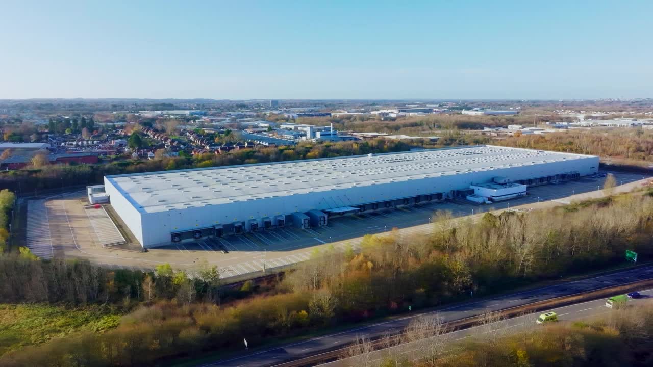 无人机拍摄的英国米尔顿凯恩斯的仓库视频素材