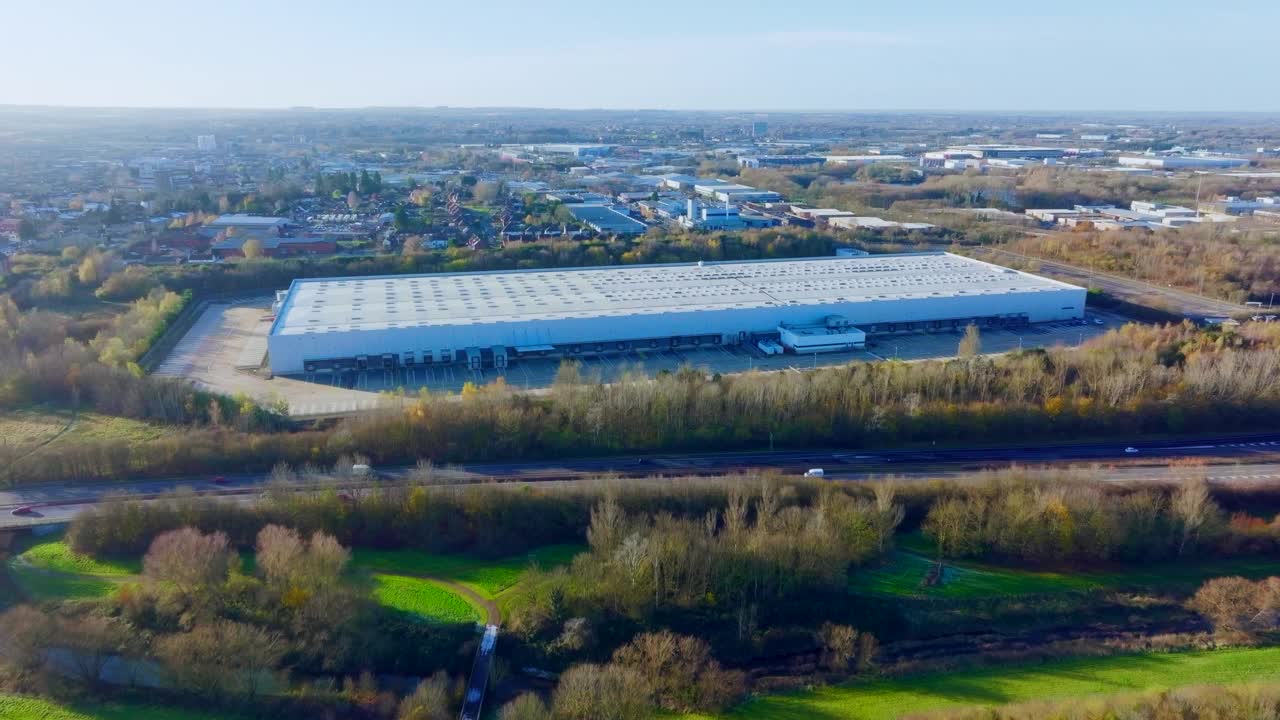 无人机拍摄的英国米尔顿凯恩斯的仓库视频素材