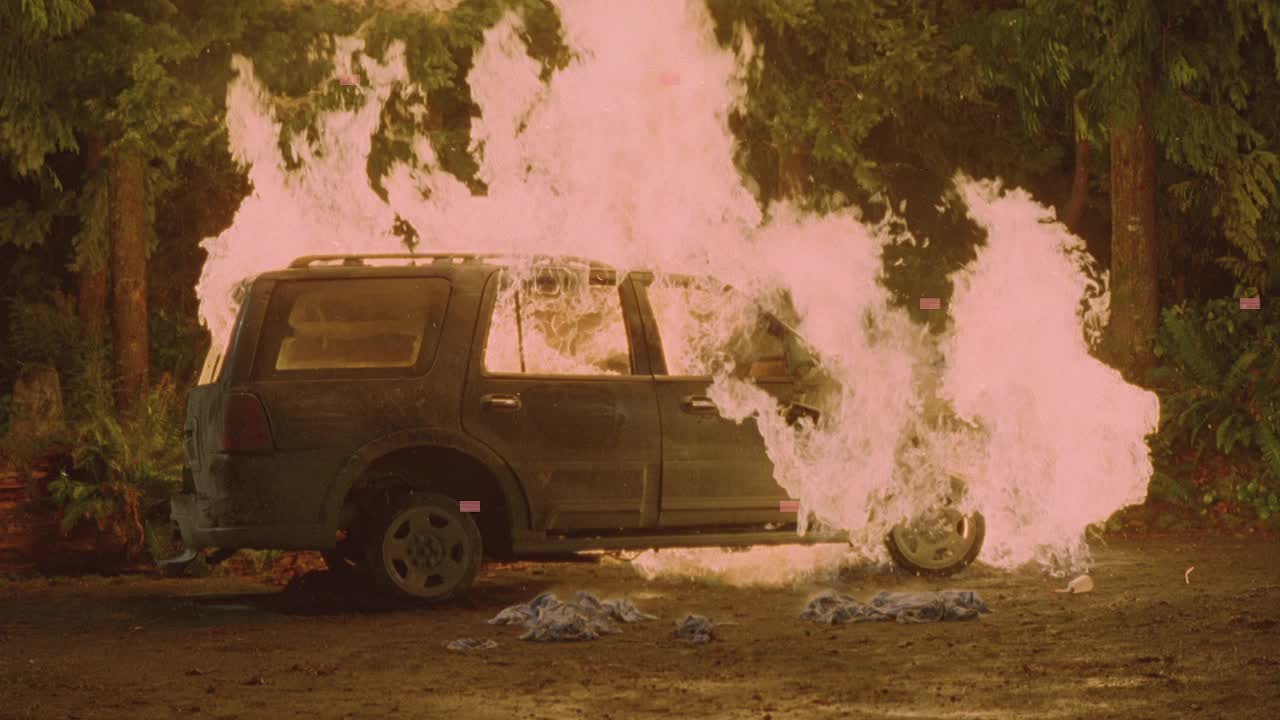 一辆越野车着火的广角镜头。爆炸使汽车摇晃，火焰窜向空中。视频素材