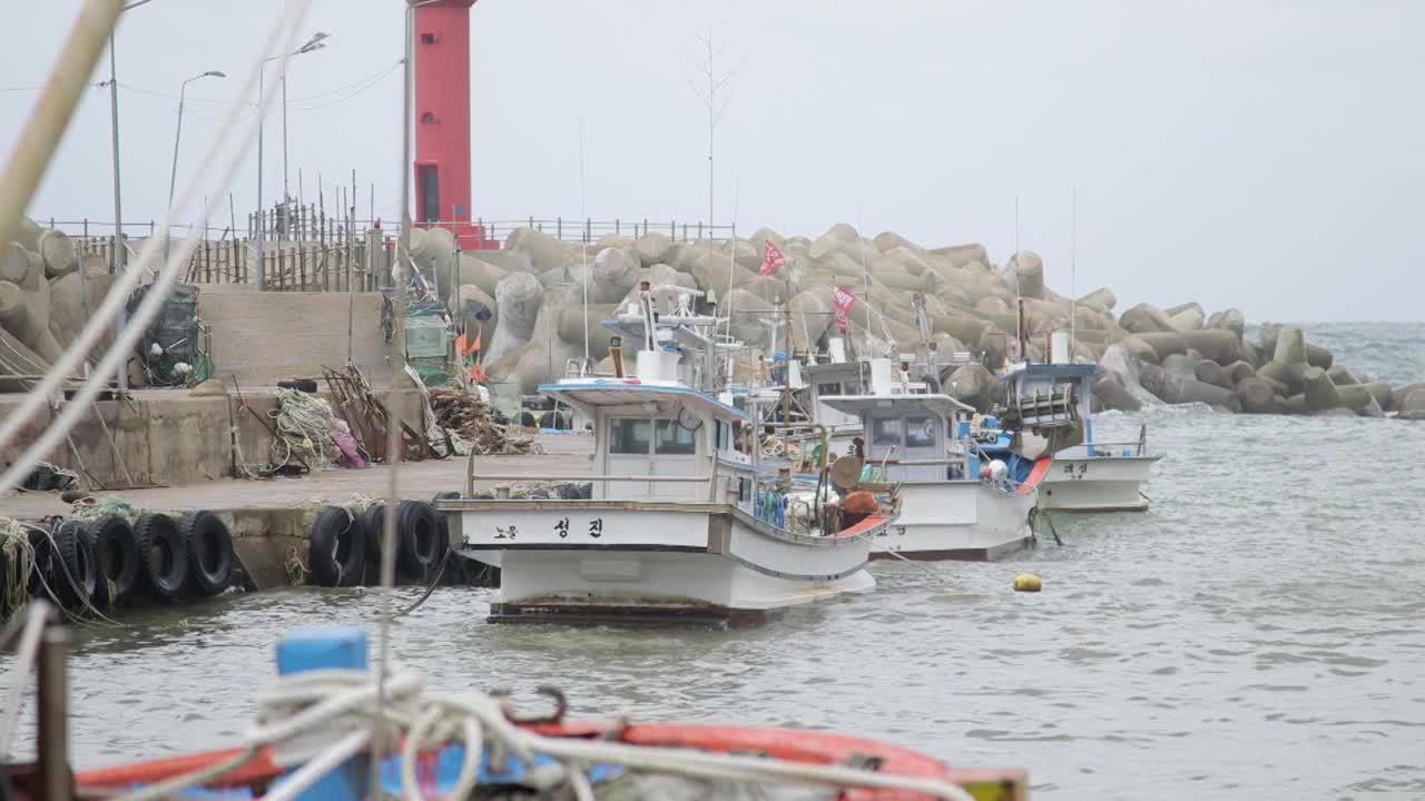 韩国庆尚北道盈德郡渔村的渔船风景视频下载