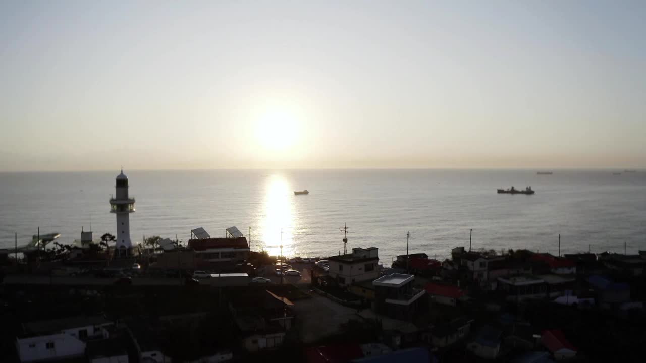 韩国江原道东海市Mukho灯塔上的日落视频下载