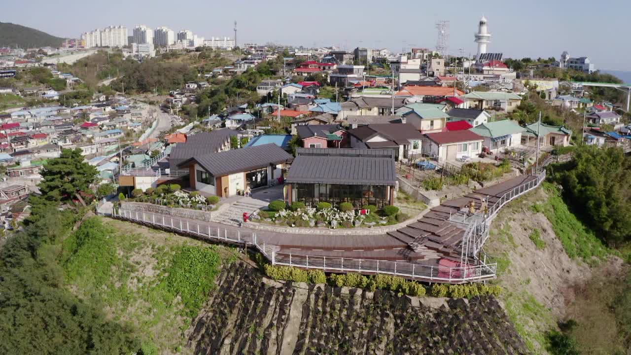Mukho灯塔和村庄的风景/韩国江原道东海市视频下载