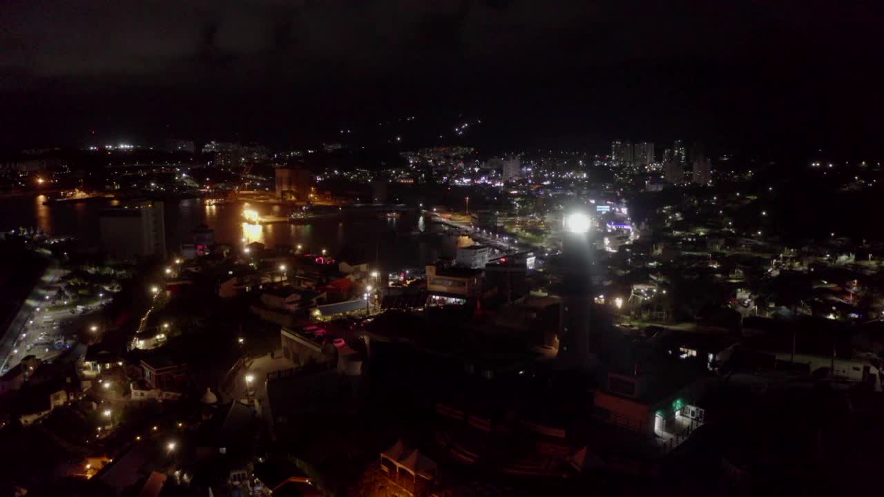 韩国江原道东海市的村庄和木湖灯塔的夜景视频下载