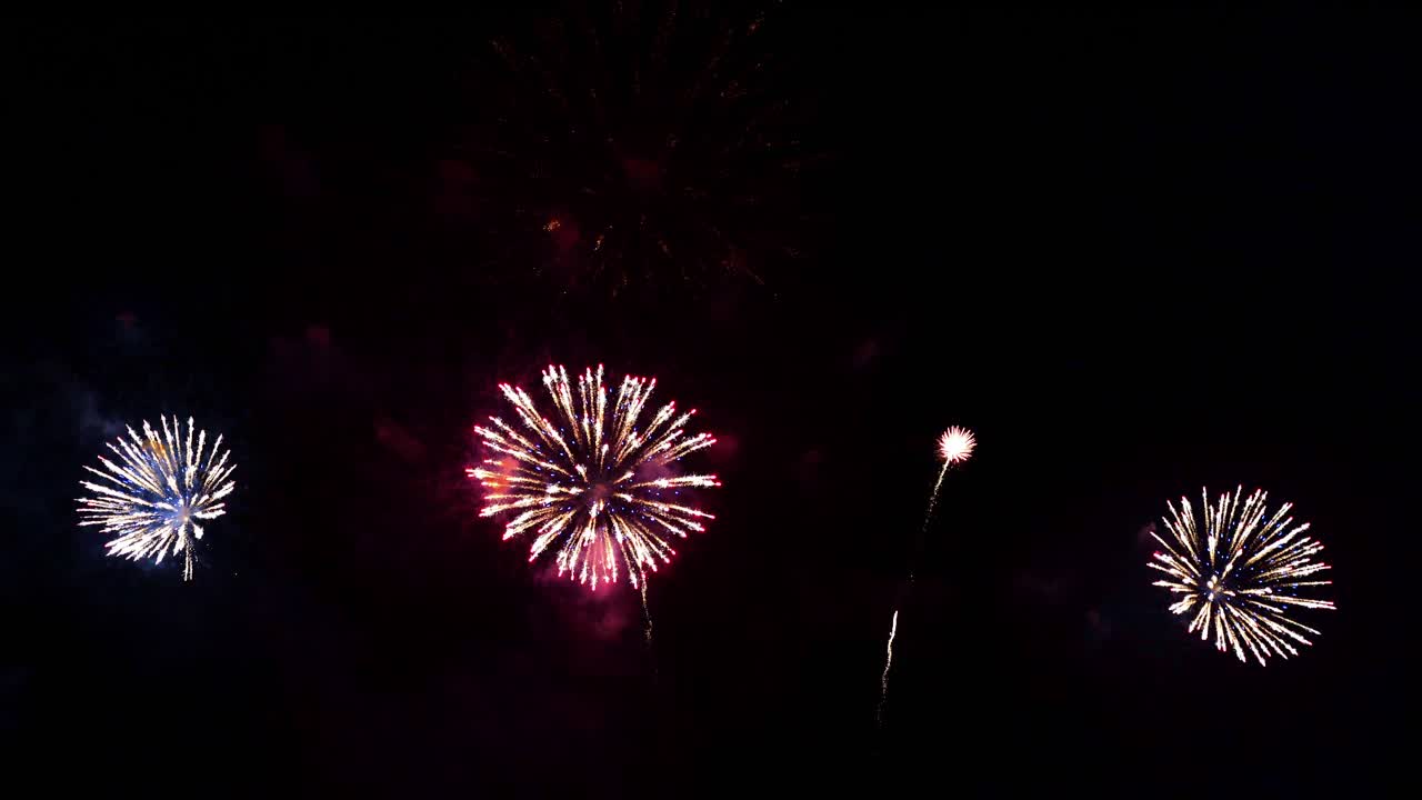 为庆祝节日而在晚上进行的五彩缤纷的烟火表演视频下载