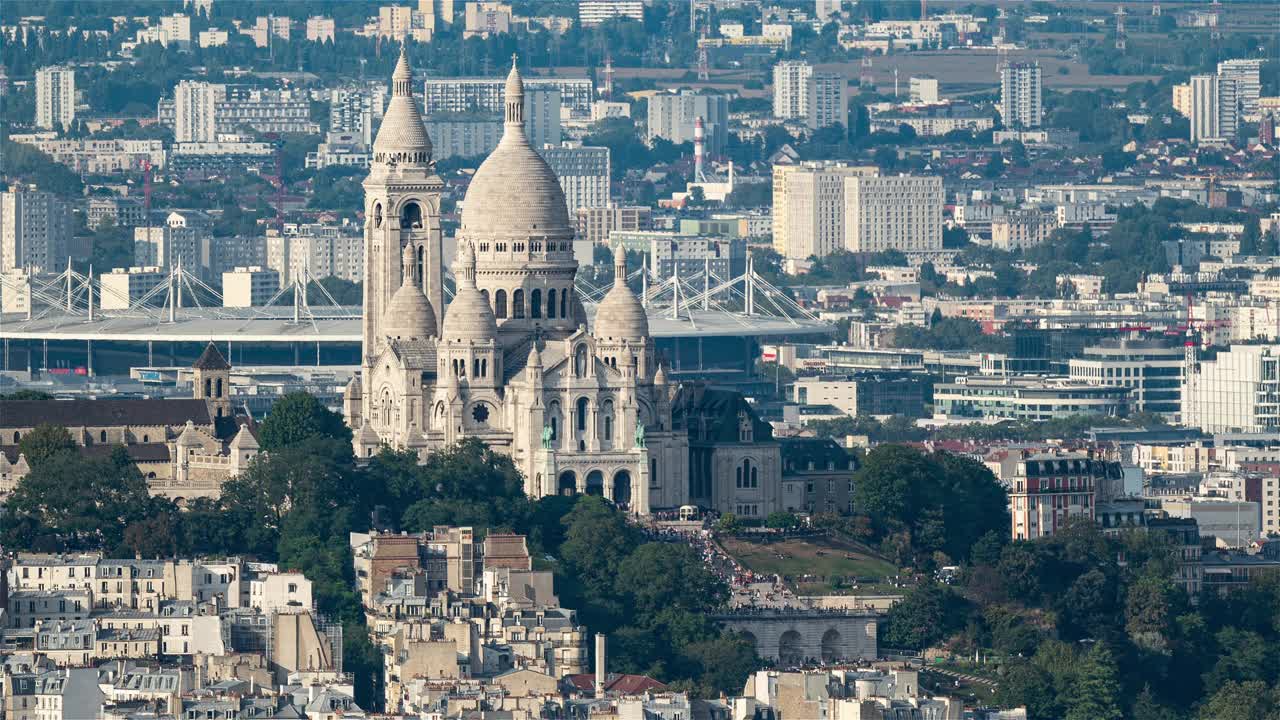 法国巴黎，时间流逝——白天在蒙马特的圣心大教堂视频下载