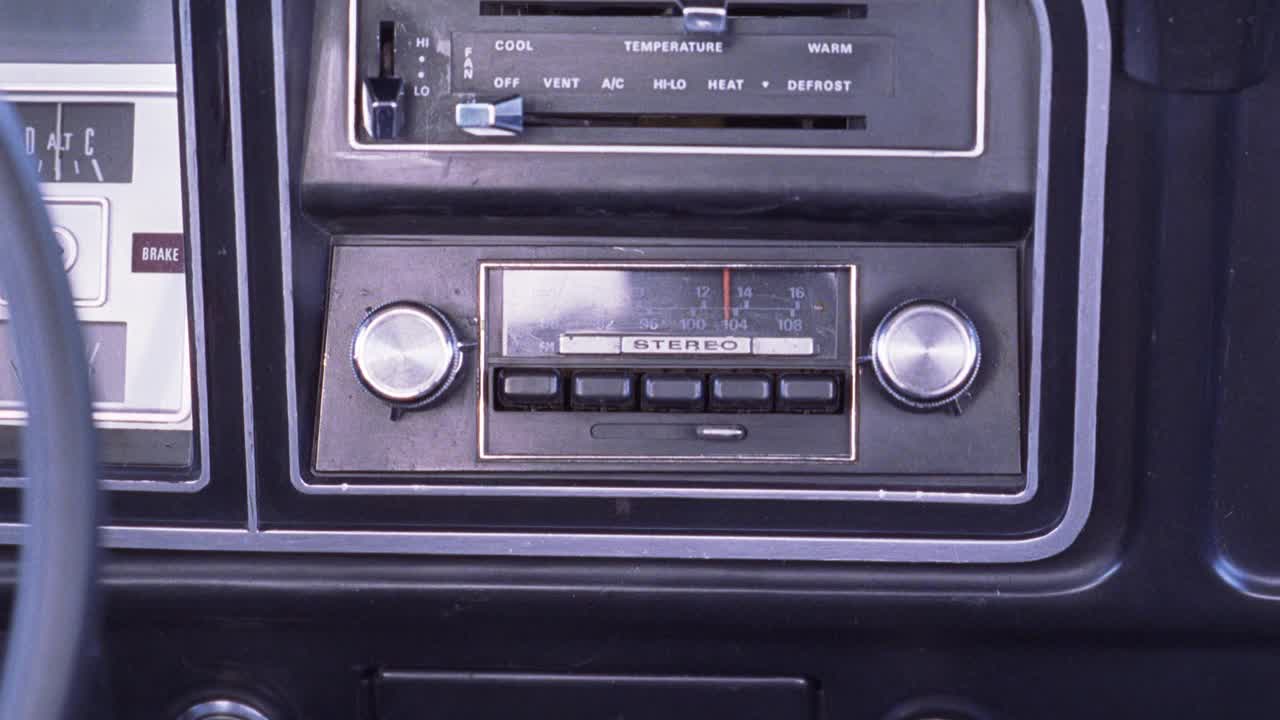 1979年福特f系列卡车内仪表盘的闭合角度。立体声与拨号控制。手把表盘。空调和加热器。方向盘和速度计可见。视频下载