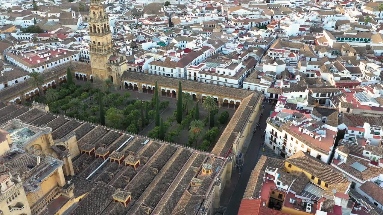 无人机拍摄的夕阳黄金时刻，在西班牙安达卢西亚古城科尔多瓦的马兹基塔清真寺和城市街区上空盘旋视频下载
