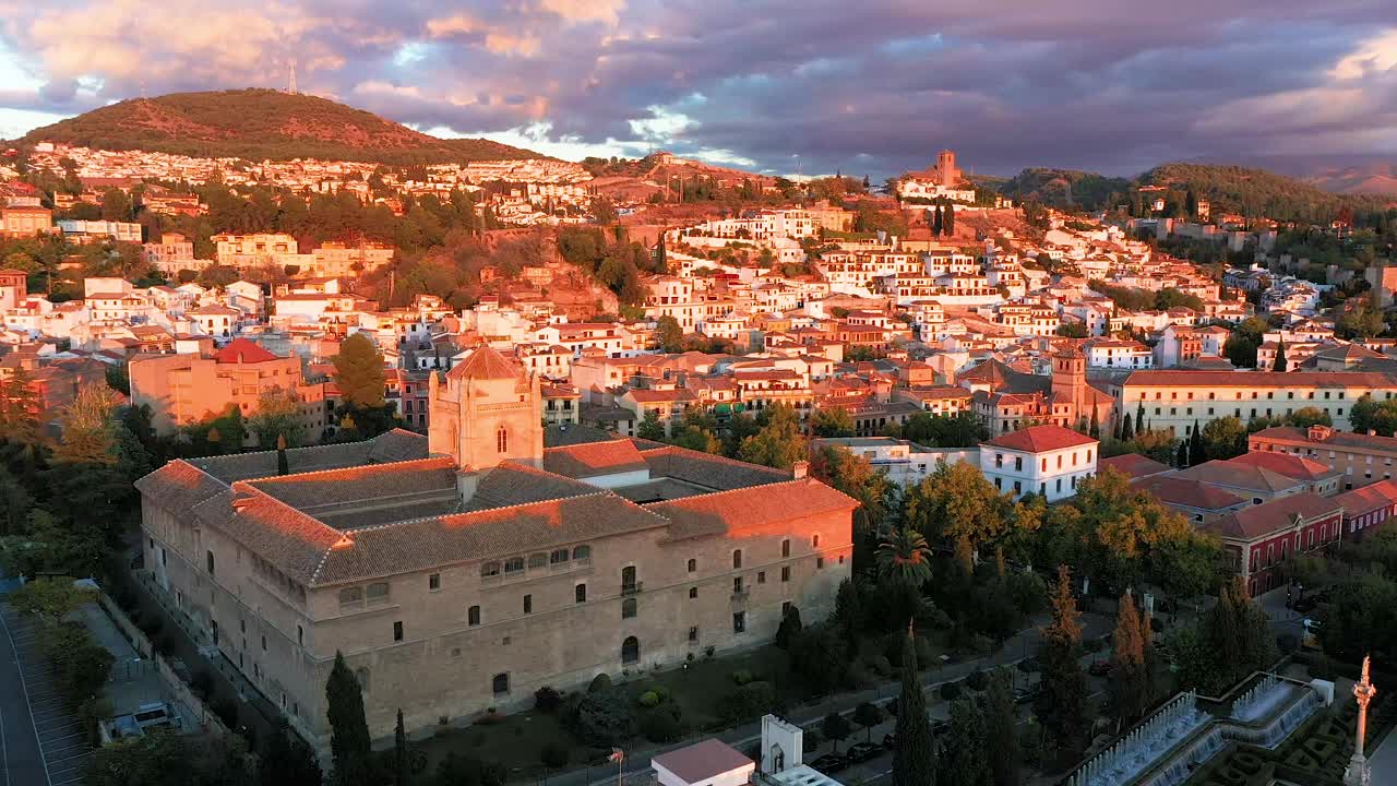 无人机拍摄的夕阳下，西班牙安达卢西亚的阿尔罕布拉宫和格拉纳达老城的金色和白色建筑视频下载