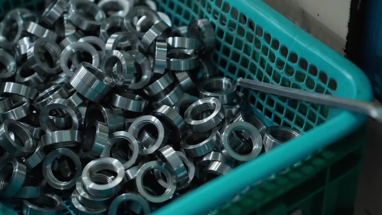 篮盘铁垫圈和螺母在工厂混合生产形成机器视频下载
