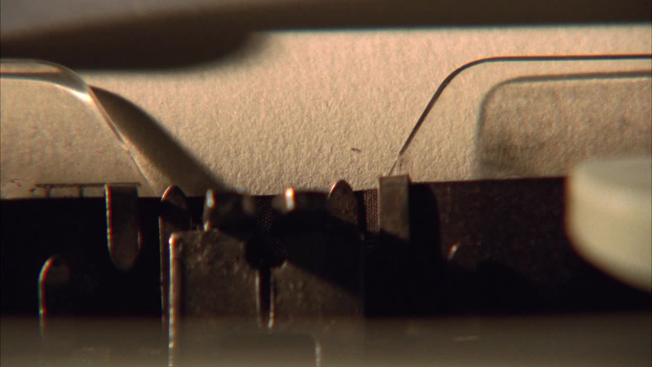 老式或古董打字机穿梭的近角，在纸上印上“运气是准备遇到机会”的字样。视频素材