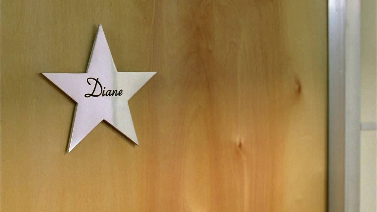 近角的明星与脚本写:“戴安”在木门。可能在后台更衣室。视频下载