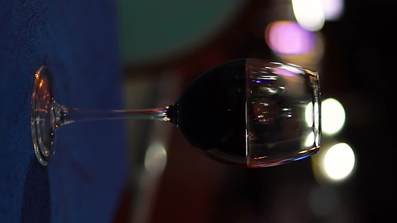 红酒倒进酒杯的特写镜头。视频素材