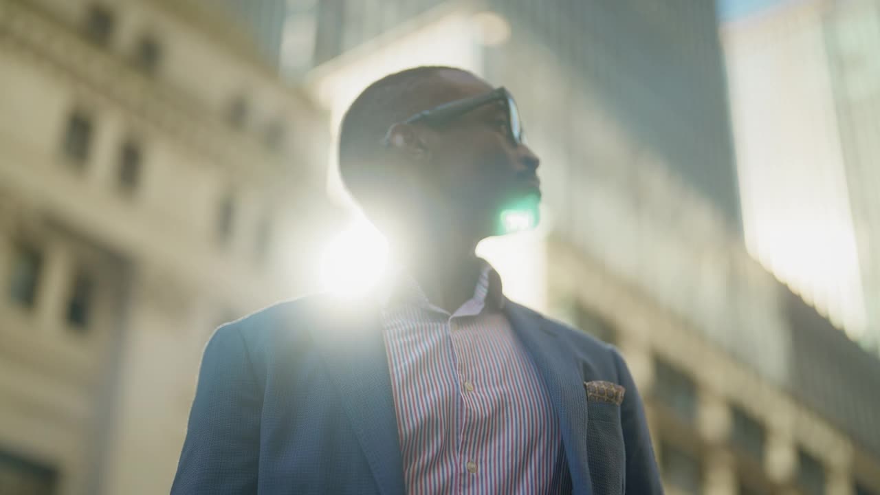 黑人商人戴着智能眼镜和通勤。黑人商人戴着智能眼镜，在增强现实元空间工作，参加商务会议，通勤于市中心的金融商务区。视频下载
