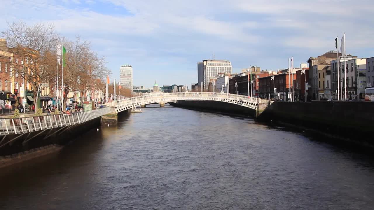 爱尔兰都柏林著名的旅游景点，半便士桥。视频素材