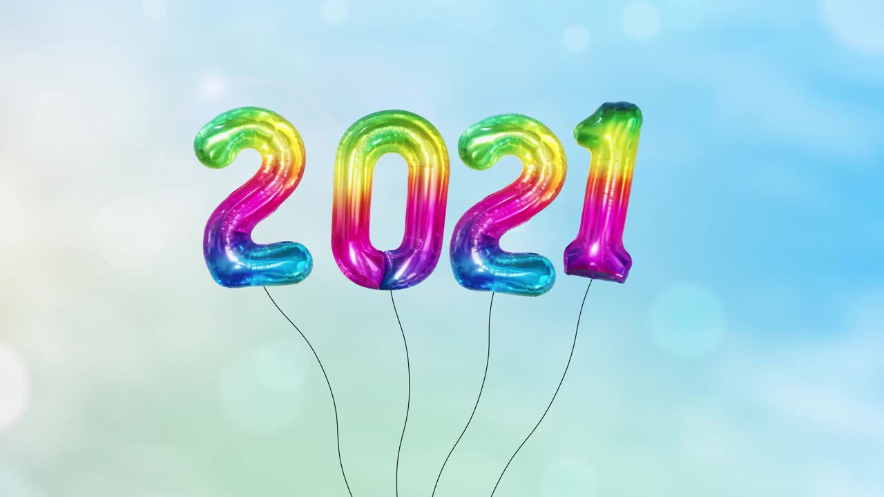2022年新年快乐定格彩虹气球动画概念。蓝色的天空背景。视频素材