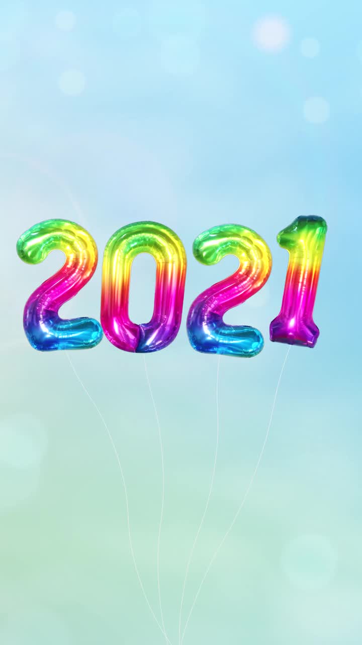 2022年新年快乐定格彩虹气球动画概念。蓝色的天空背景。视频素材