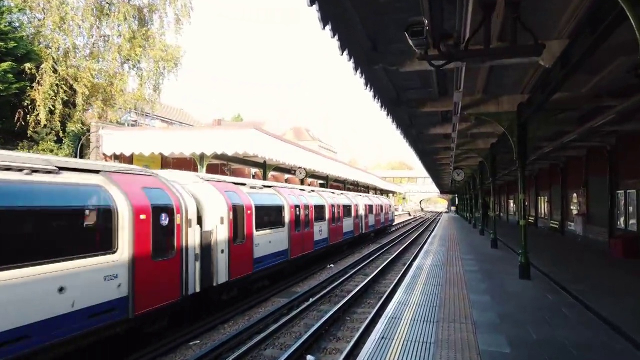 火车驶近空无一人的伦敦巴克赫斯特山车站，火车到站了视频下载