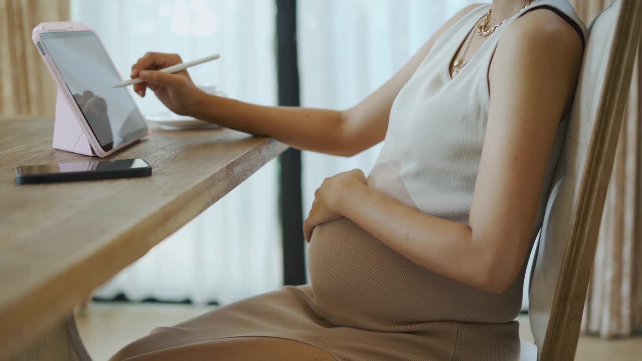 亚洲孕妇使用数字平板电脑视频下载