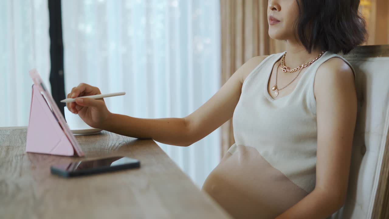 亚洲孕妇使用数字平板电脑视频下载