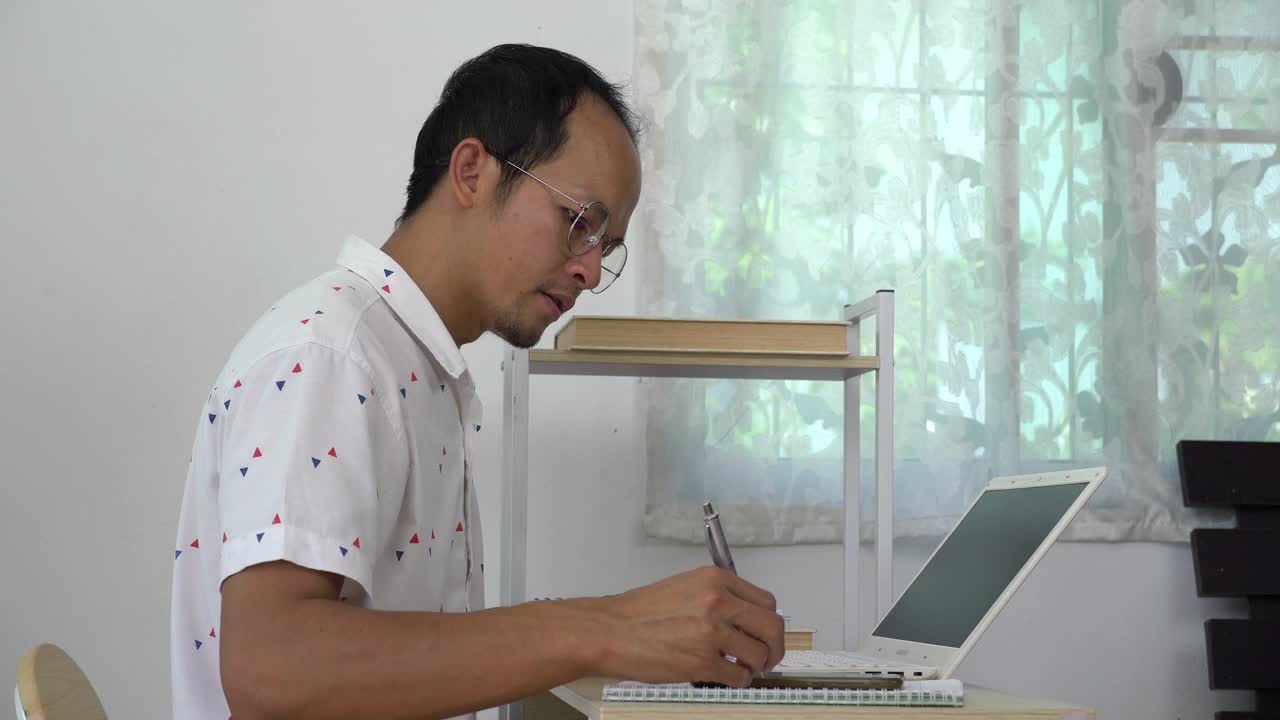 在家工作的亚洲人与办公室联系。视频素材