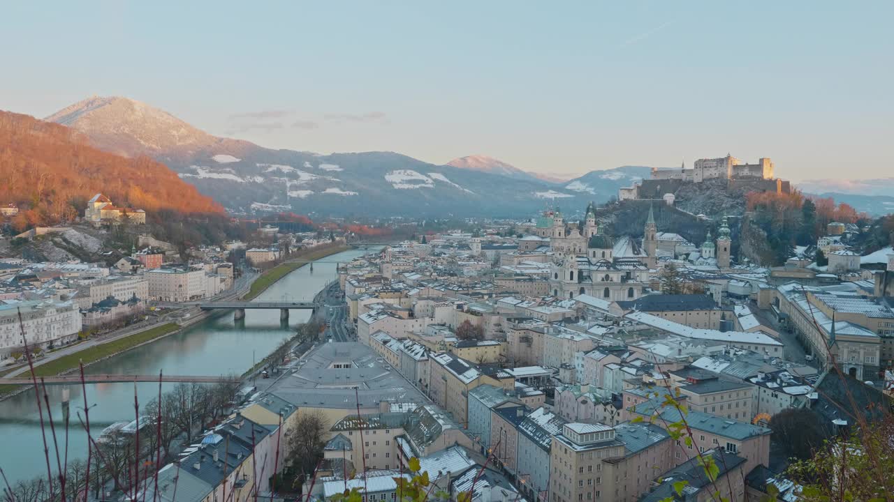 日落时分的萨尔茨堡老城视频下载