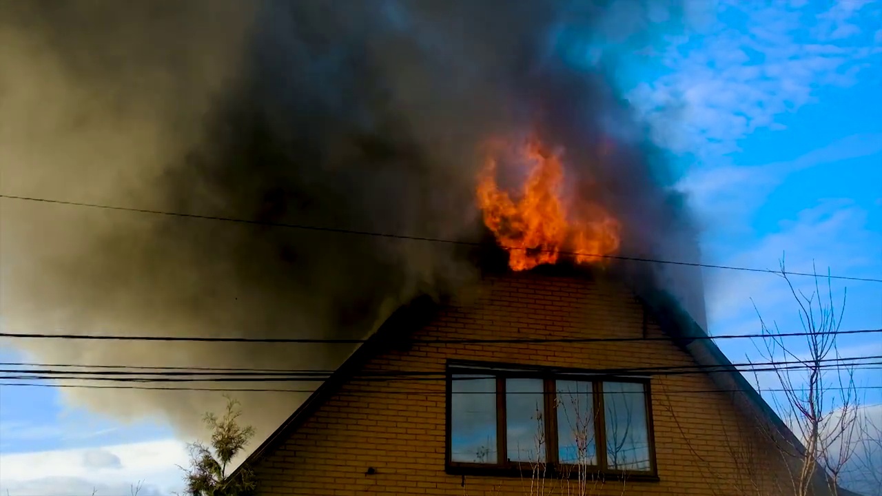 房子的屋顶着火了。有选择性的重点。大自然。视频素材
