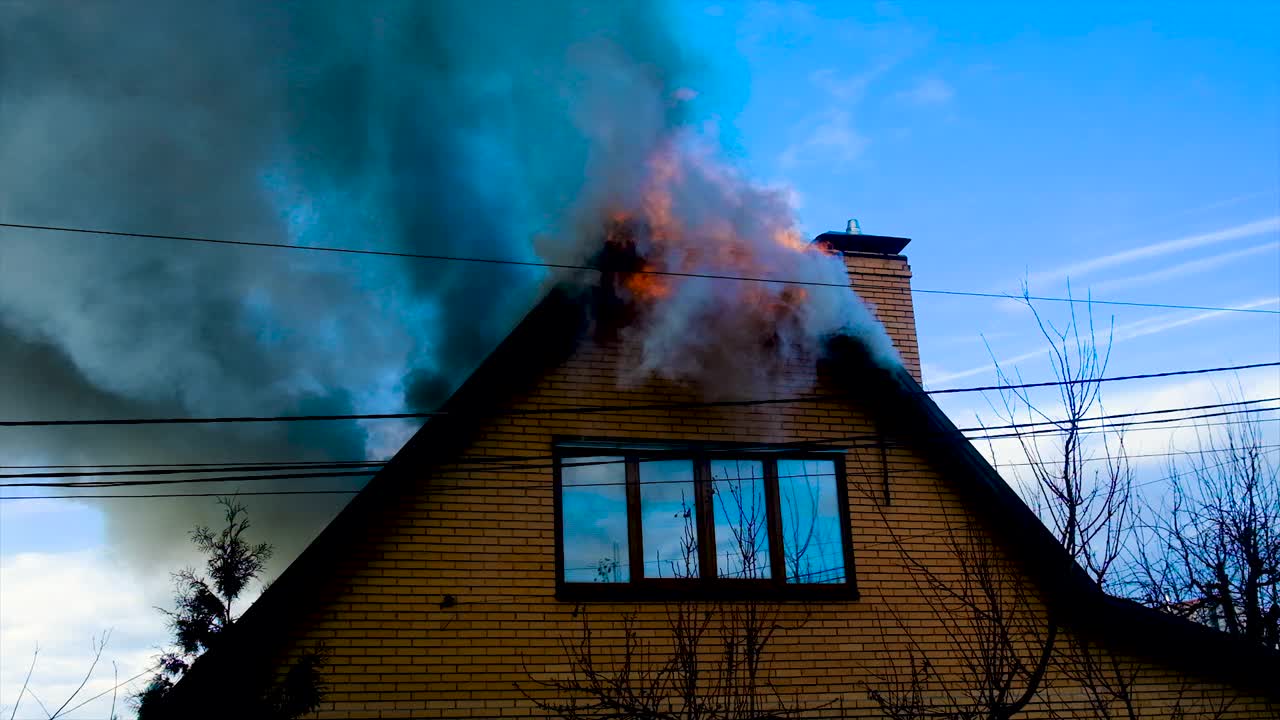 房子的屋顶着火了。有选择性的重点。大自然。视频素材