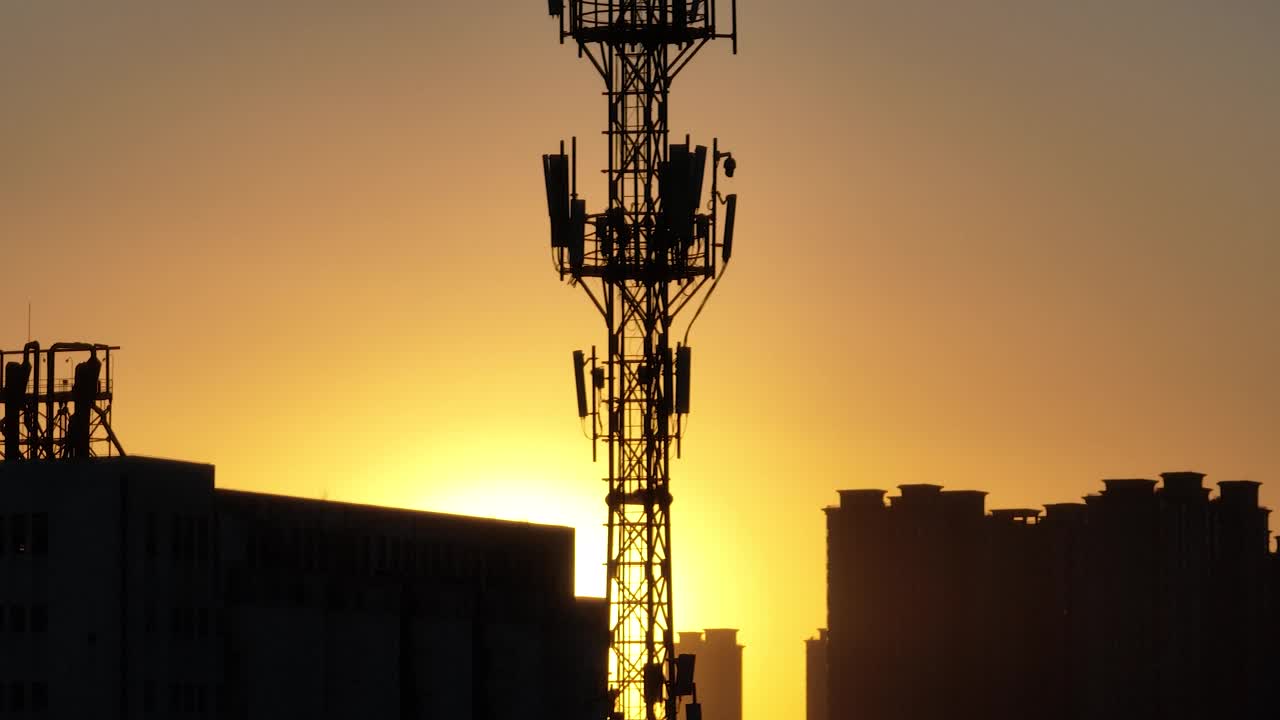 电信天线在日落时的鸟瞰图视频素材