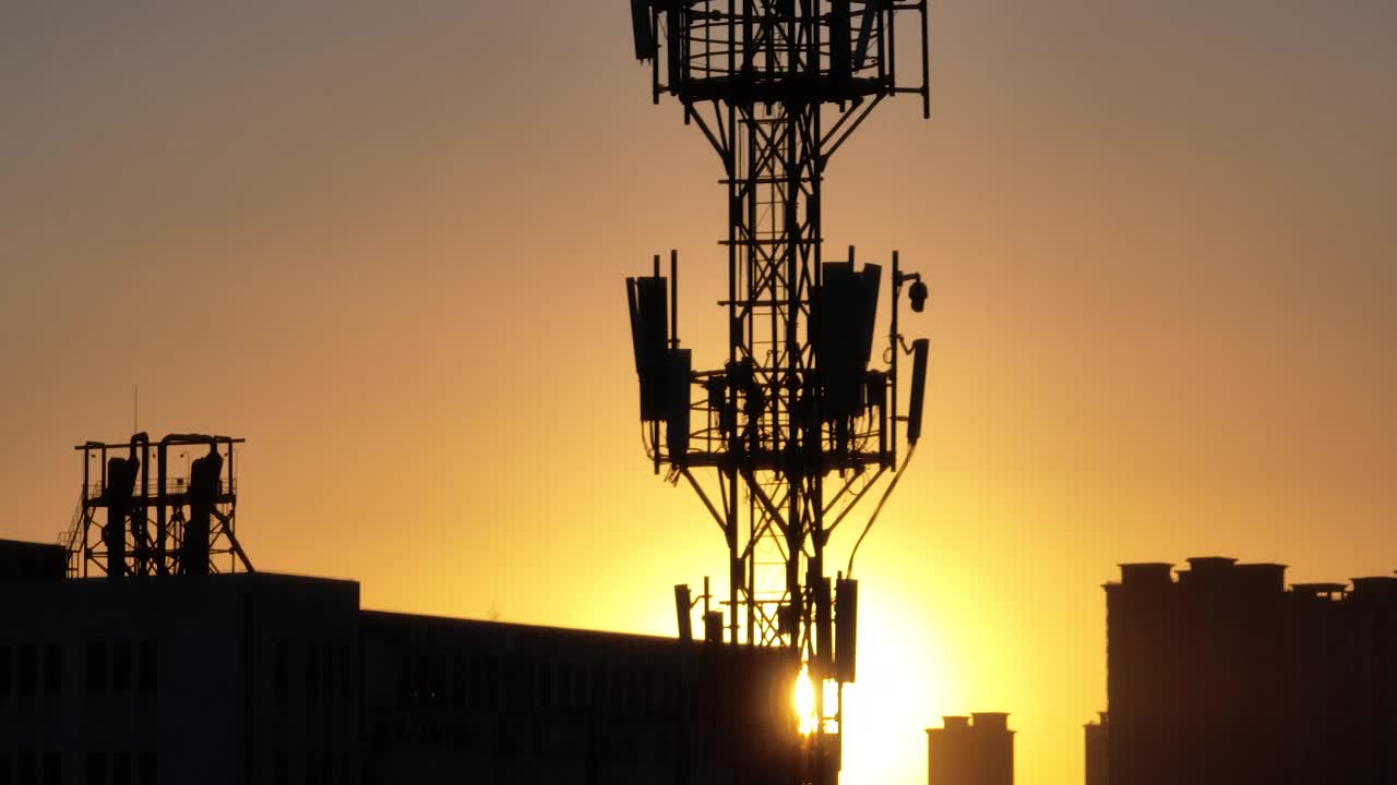 电信天线在日落时的鸟瞰图视频素材