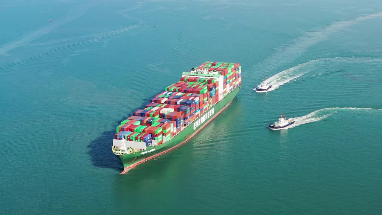 大型货船在青岛，山东，中国视频素材