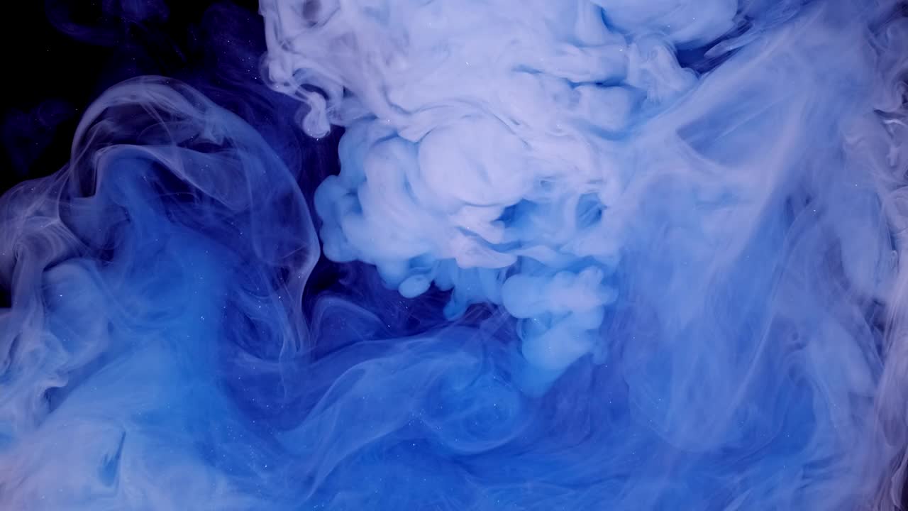 鲜艳的紫色，蓝色，粉红色的丙烯酸颜料滴云运动纹理背景视频素材