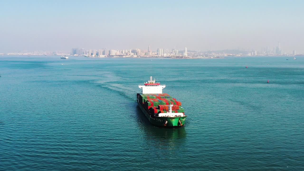 大型货船在青岛，山东省，中国视频素材