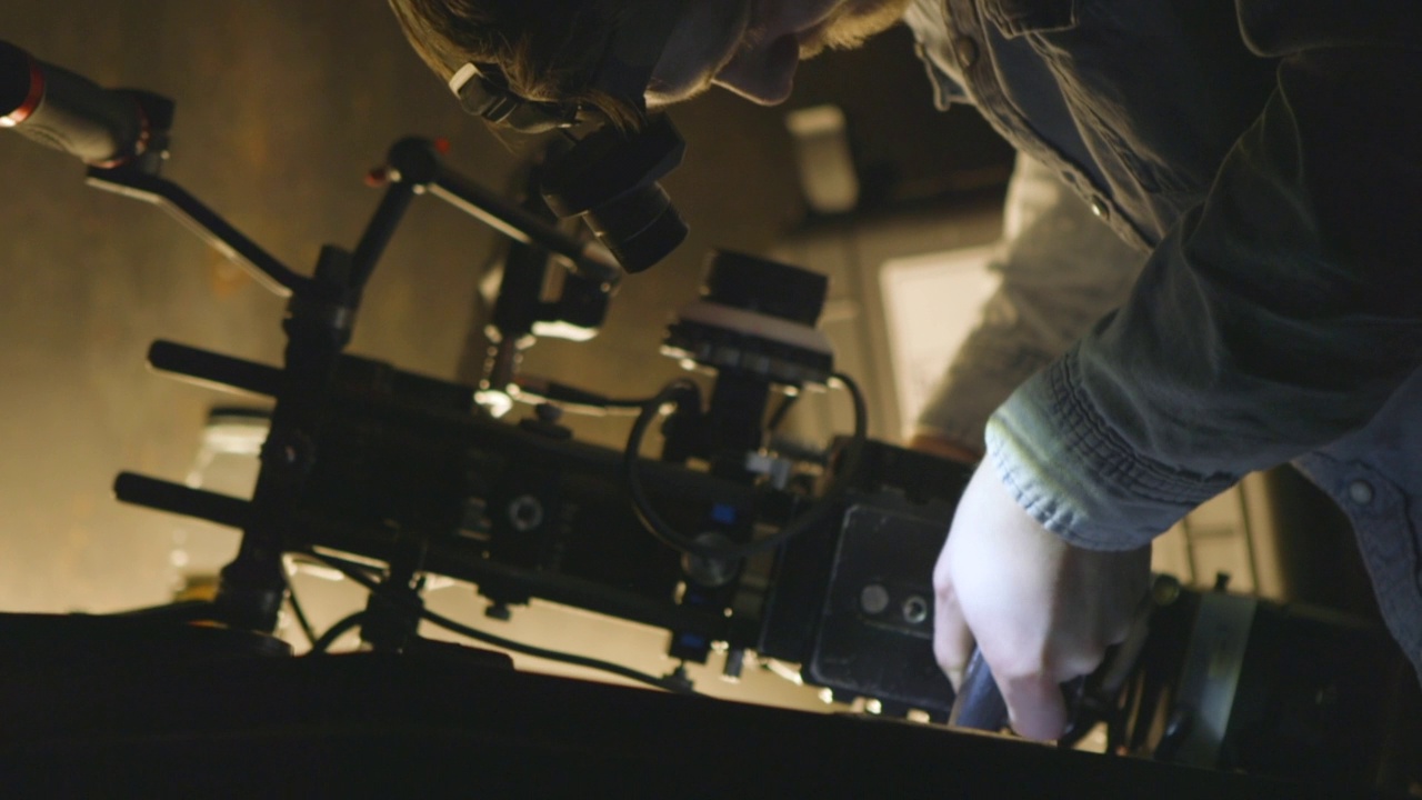 在电影拍摄现场，一名男子正在用专业的Arri Alexa摄像机拍照。视频素材