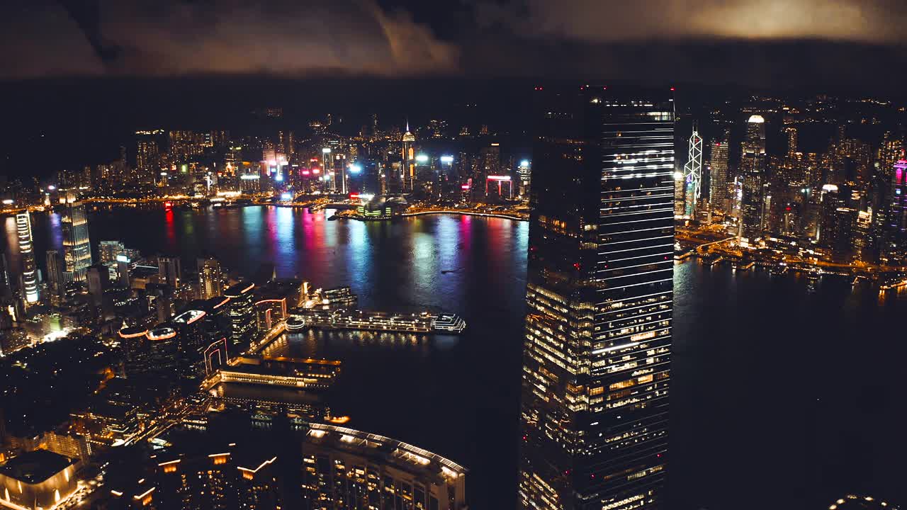 香港维多利亚港的夜间鸟瞰图视频下载