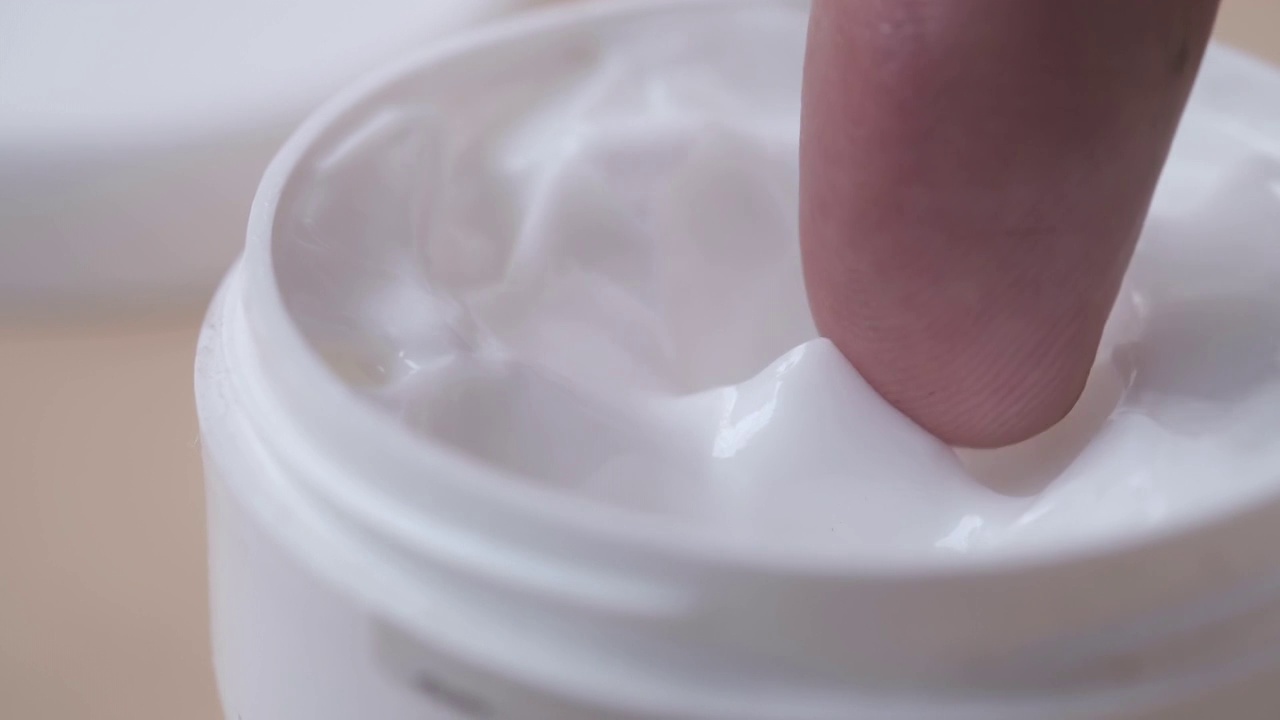 一个白色容器里的美容霜的特写视频下载