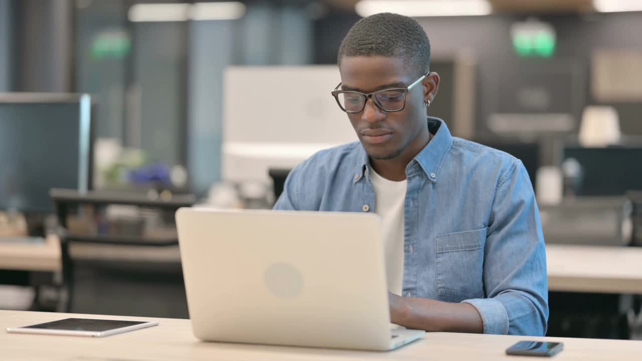 非裔美国人在笔记本电脑上视频通话视频素材