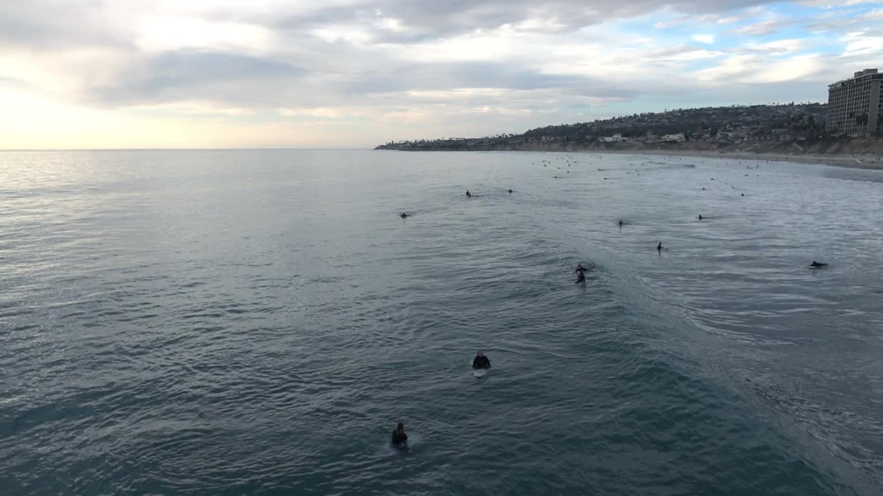 在圣地亚哥的海浪上冲浪的人以120帧/秒的慢动作视频素材