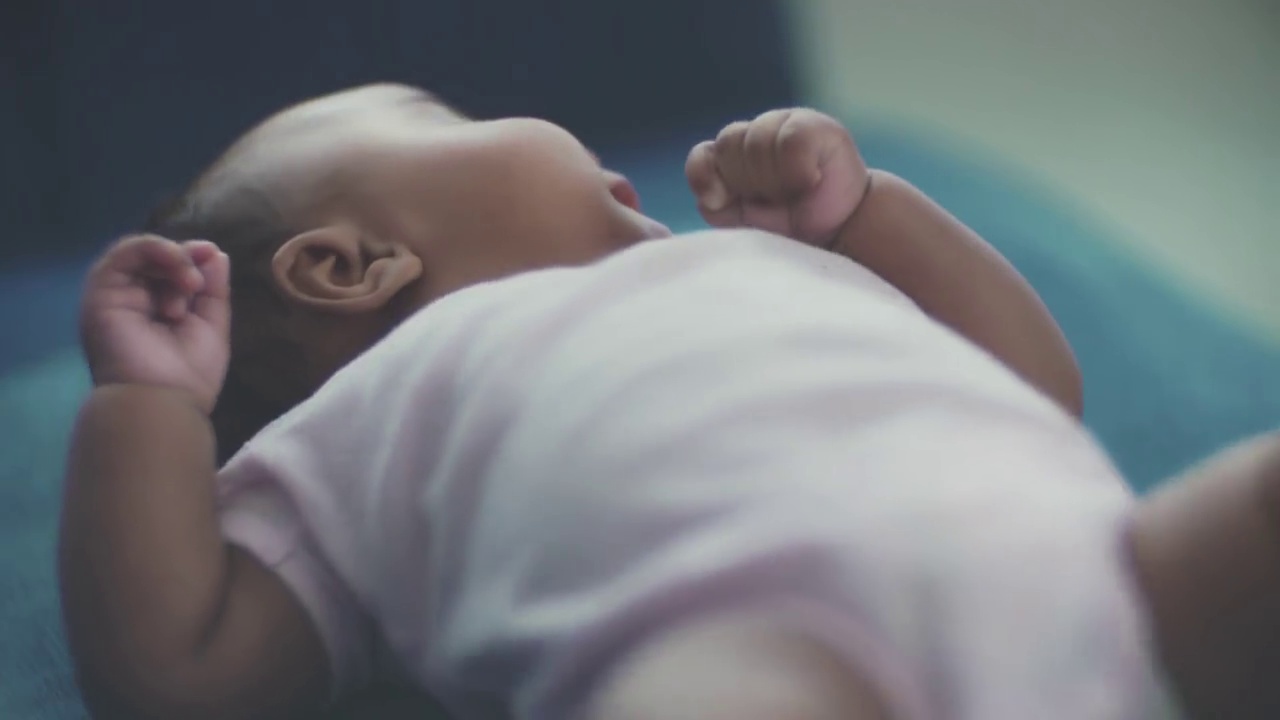 熟睡中的新生儿，特写镜头视频下载