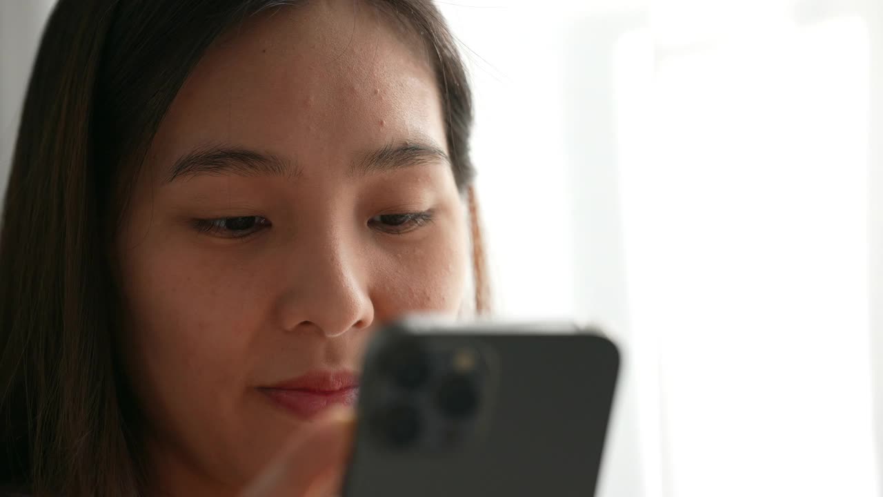 女性使用智能手机视频下载