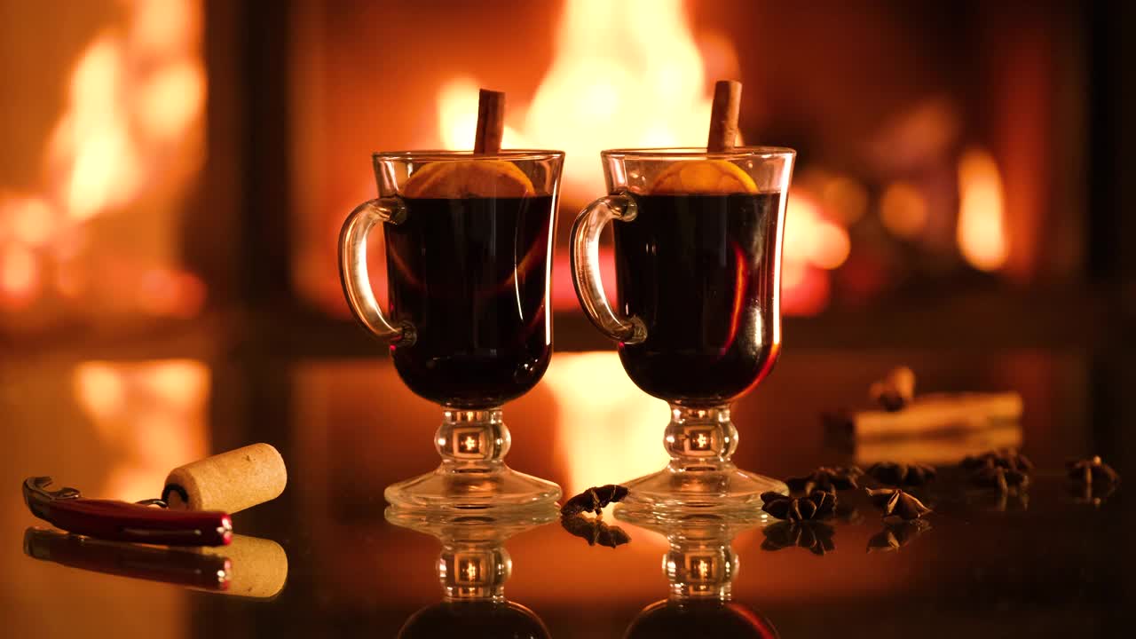 壁炉上放着两杯热红酒
背景。视频下载