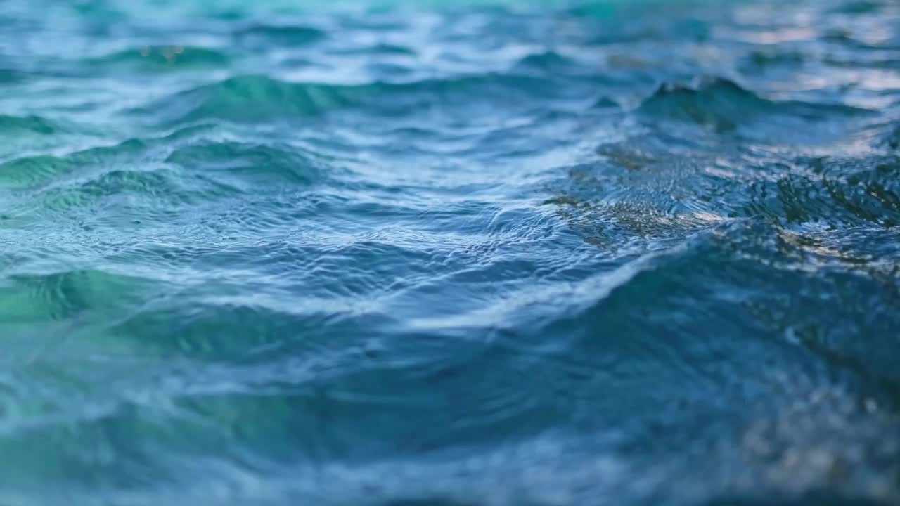 近海浪缓慢运动视频素材