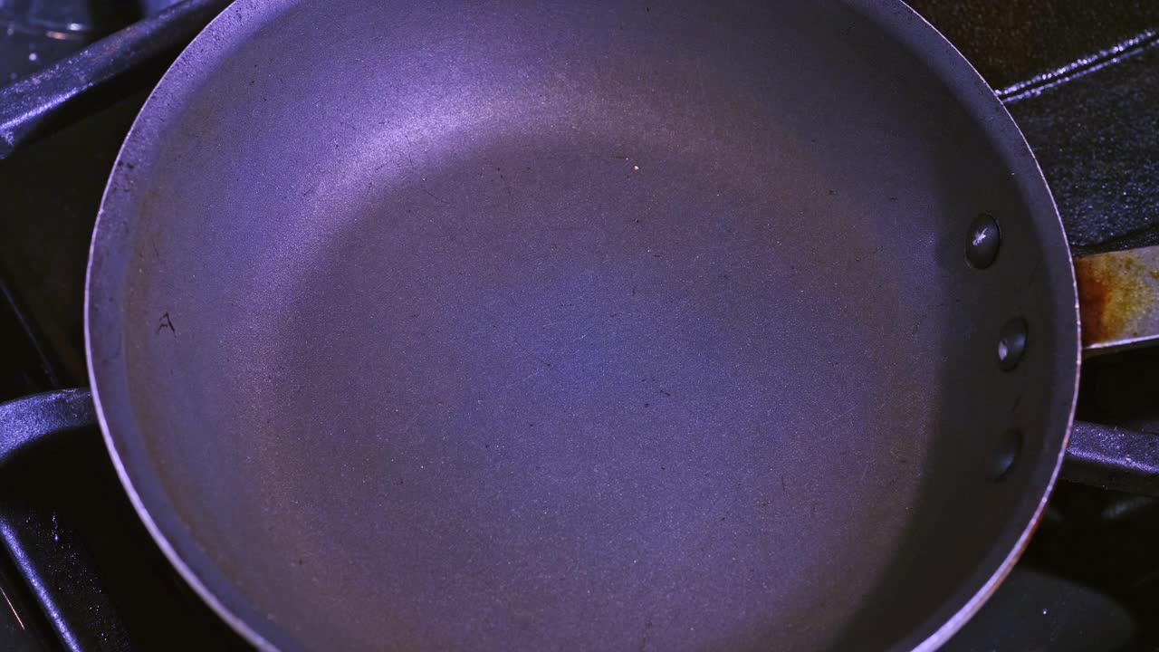 咝咝作响的黄油在热锅中融化视频素材