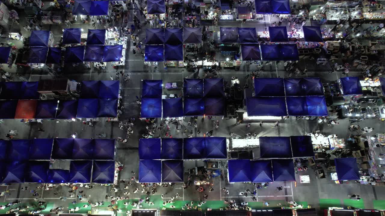 无人机视角的夜市和人群视频素材