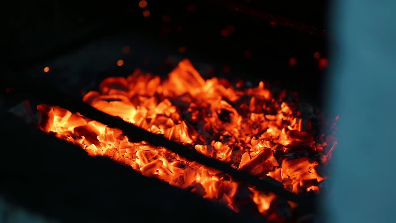 在厨房烤架上燃烧的煤。近距离观察厨房餐厅的煤块视频素材