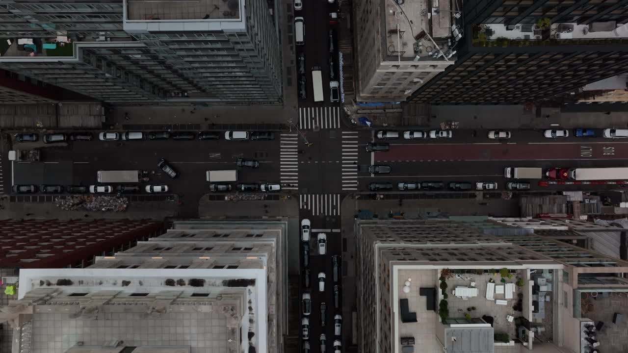 空中鸟瞰汽车通过城市高层建筑之间对称的十字路口。美国纽约曼哈顿视频素材
