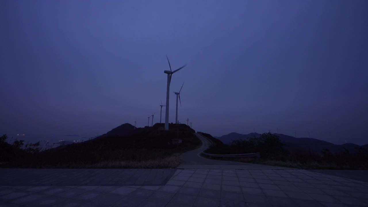 风力涡轮机在山顶的夜间视频素材