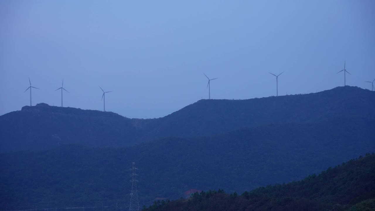 风力涡轮机在山顶在夜间，山区视频素材