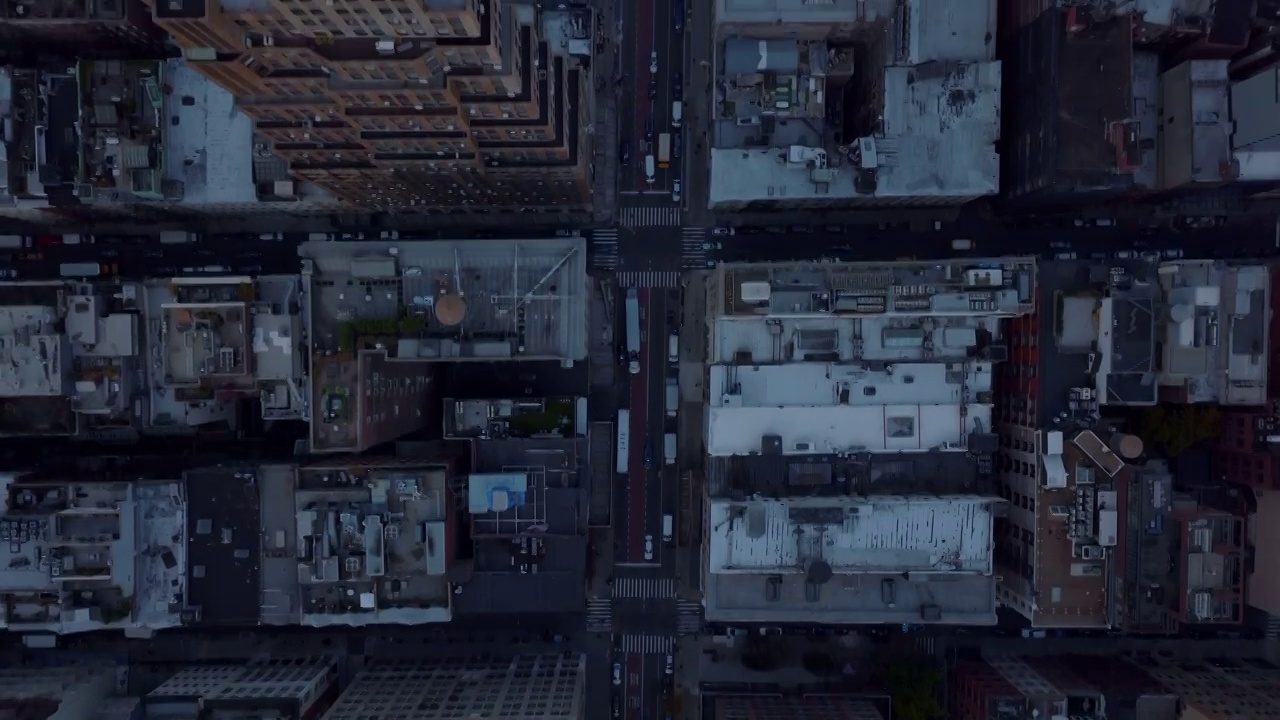 空中的鸟儿从上到下俯视着在市中心街道上行驶的车辆。美国纽约曼哈顿视频素材