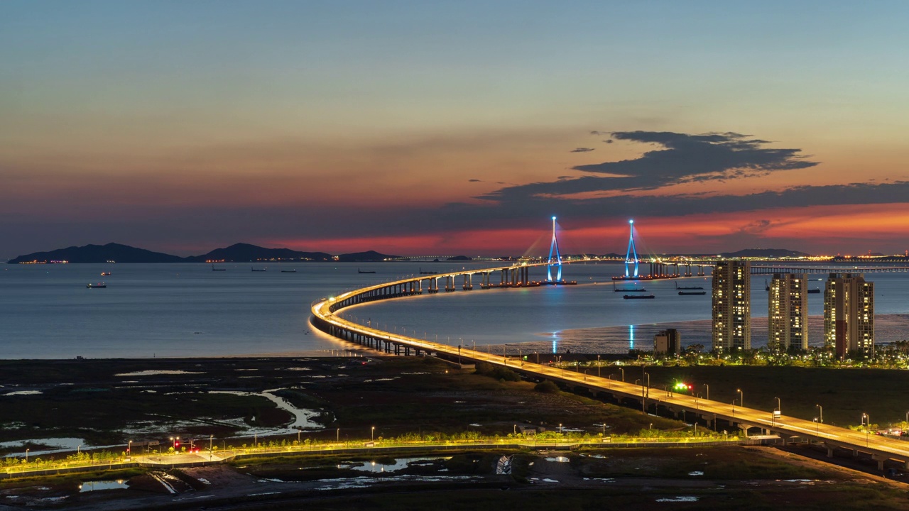 从白天到晚上——韩国仁川松岛国际商务区/延寿区黄海上的仁川大桥上的日落视频素材