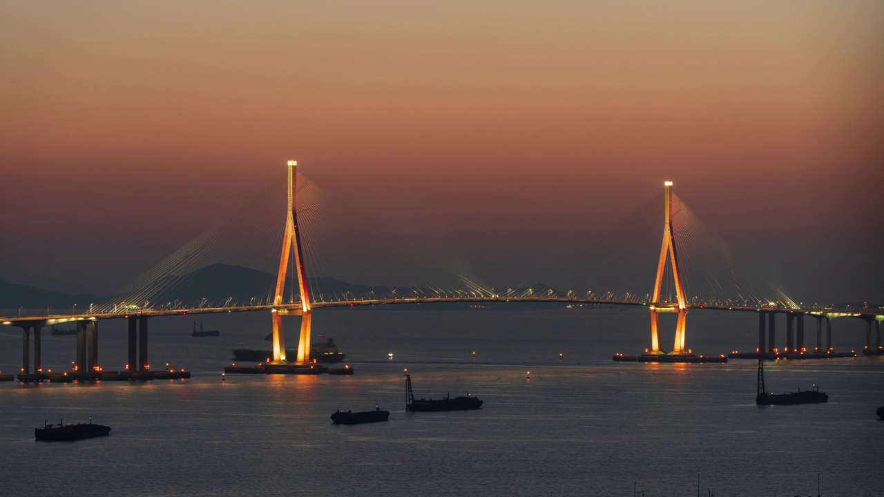 从白天到夜晚——日落在仁川大桥/韩国仁川视频素材